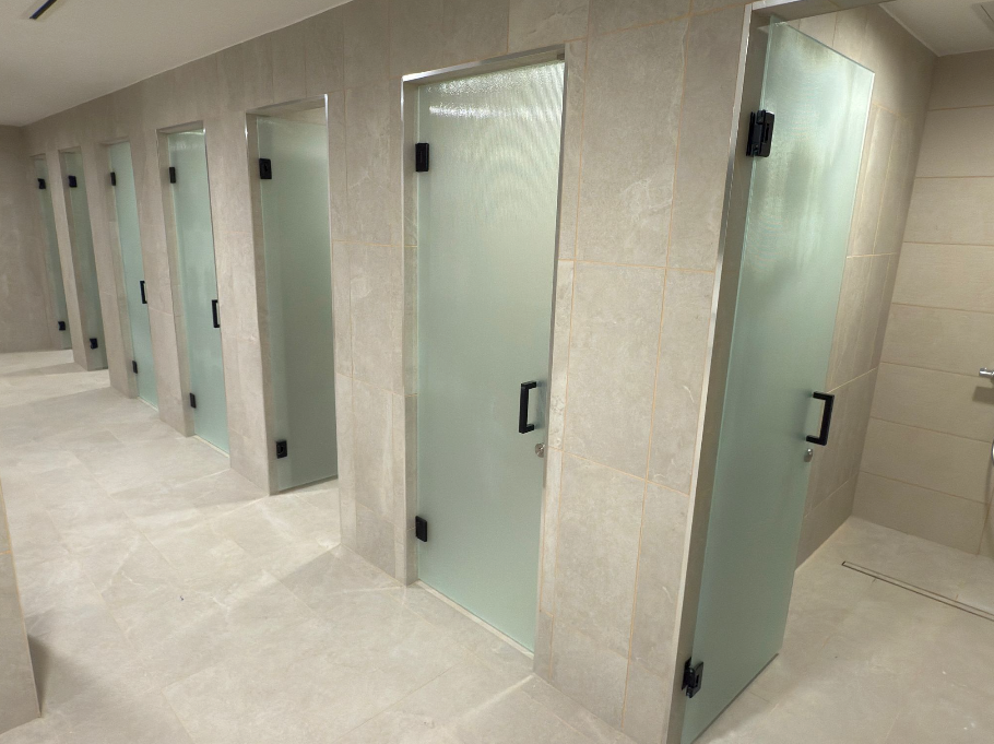 Discover the Difference Between Gloss and Matte Finish Glass Types - CreoGlass®