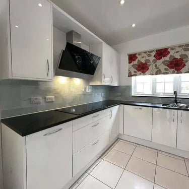 Silver - White Opera Splashback - Bespoke - CreoGlass®