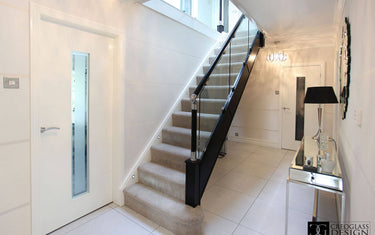 Laminated safety glass balustrade on an internal staircase