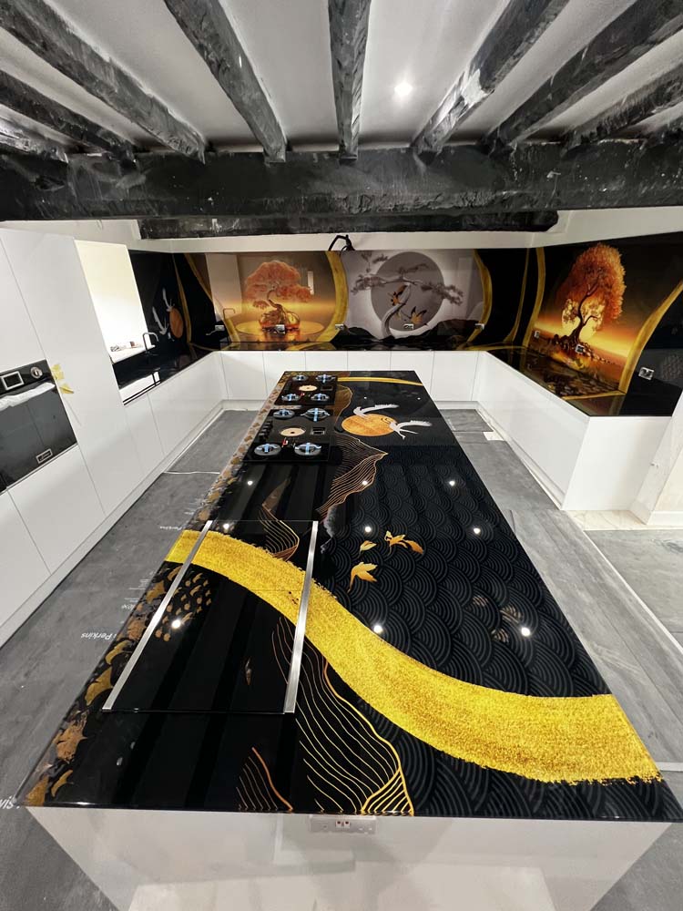 Japanese-inspired glass kitchen, Wales by CreoGlass
