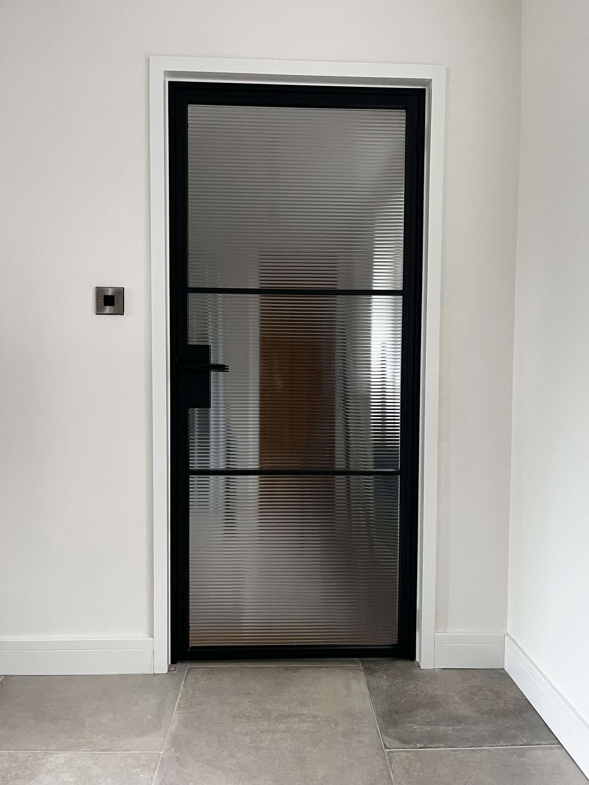 Crescent View – Single Hinged Door with Latch and Frame – internal steel and glass door, photo 2